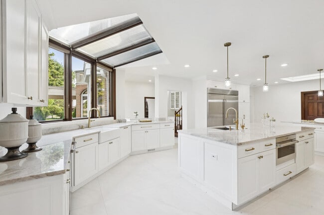 Building Photo - 2430 Dorina Dr
