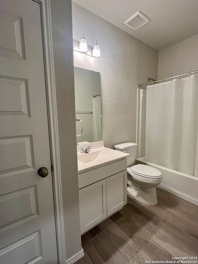 Building Photo - 3/2 Single Story Conveniently Located to B...