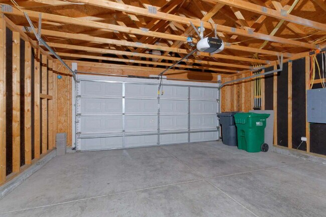 Building Photo - Comfy and Compact 3 BR Home!