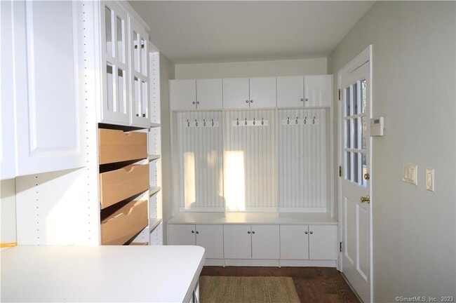 Building Photo - 950 Rock Rimmon Rd