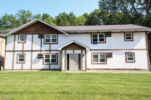 Building Photo - 698 Robinson Rd