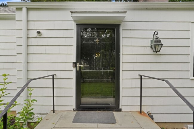 Building Photo - 35 Skylark Rd