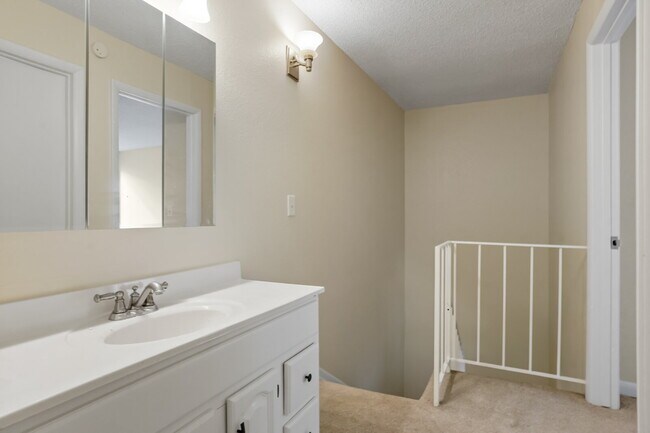 Building Photo - 2-Bed Townhome with Patio - Community Pool