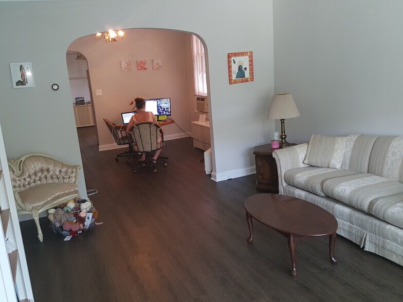 Living room view to dining room with updated flooring. - 2527 N Marshfield Ave