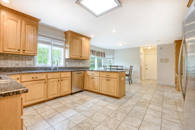 Building Photo - 9 Mayflower Ln