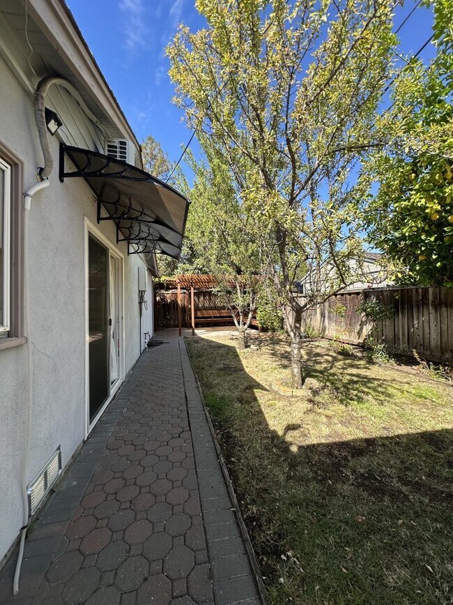 Building Photo - 4021 Campana Dr