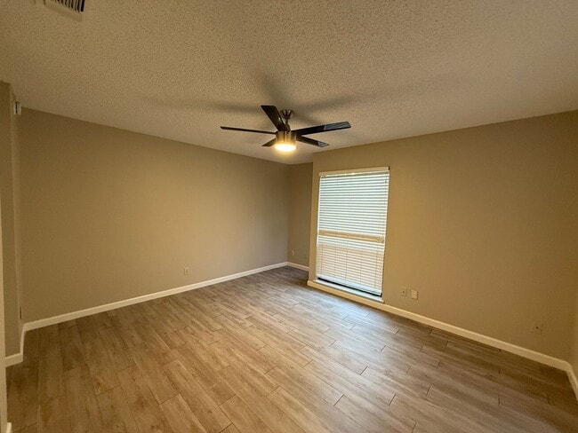 Building Photo - 2 bed 1 bath condo available in Natomas area