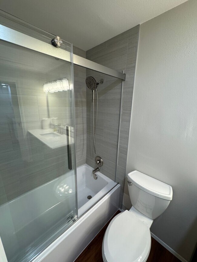 Building Photo - 2bd/2ba Kirkland Condo