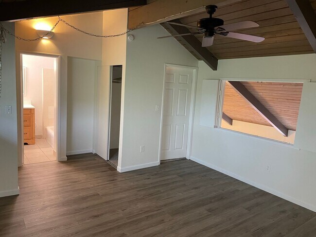Building Photo - End Unit 2 bedroom, 2 bath Townhouse