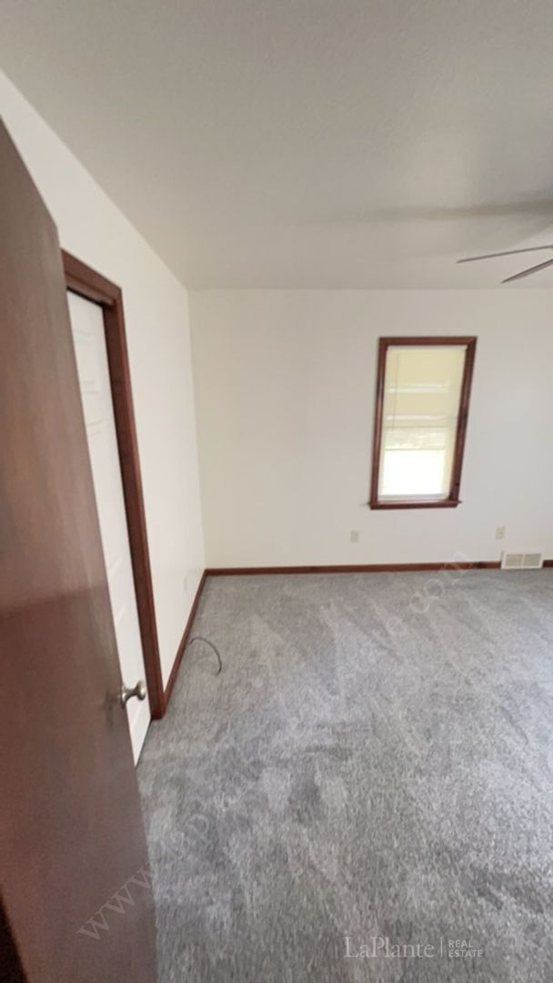 Building Photo - Welcome to this charming 2 bedroom, 1 bath...