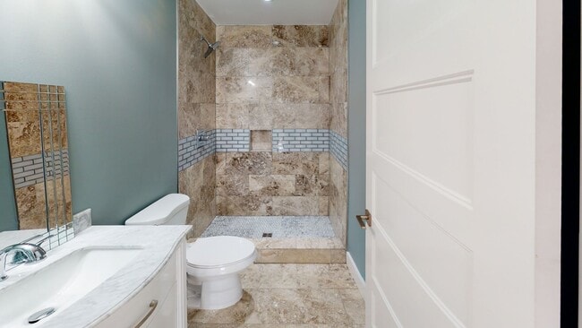 Building Photo - $1685 per Bedroom | 4BR in Fort Sanders Du...