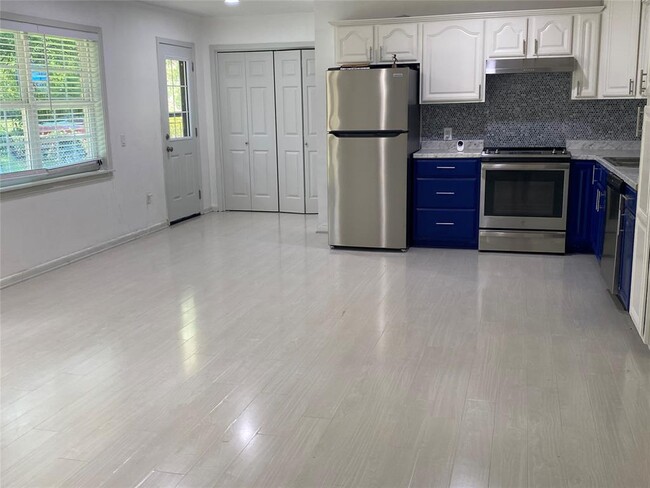 Building Photo - 608 Willow Bend Dr
