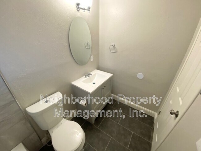 Building Photo - 1429 E Cambridge Ave