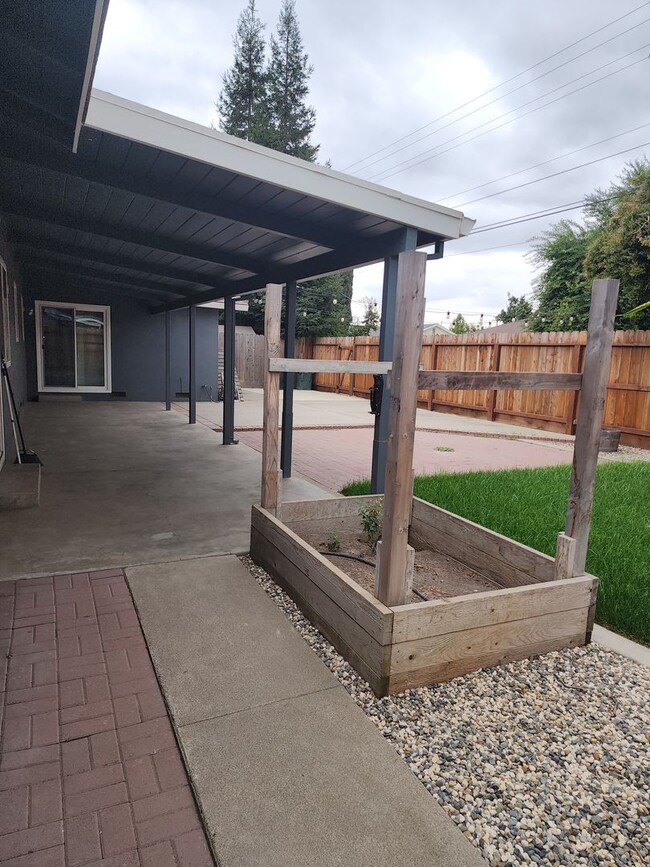 Building Photo - 3 Bedroom 2 bath with 2 car garage off of ...