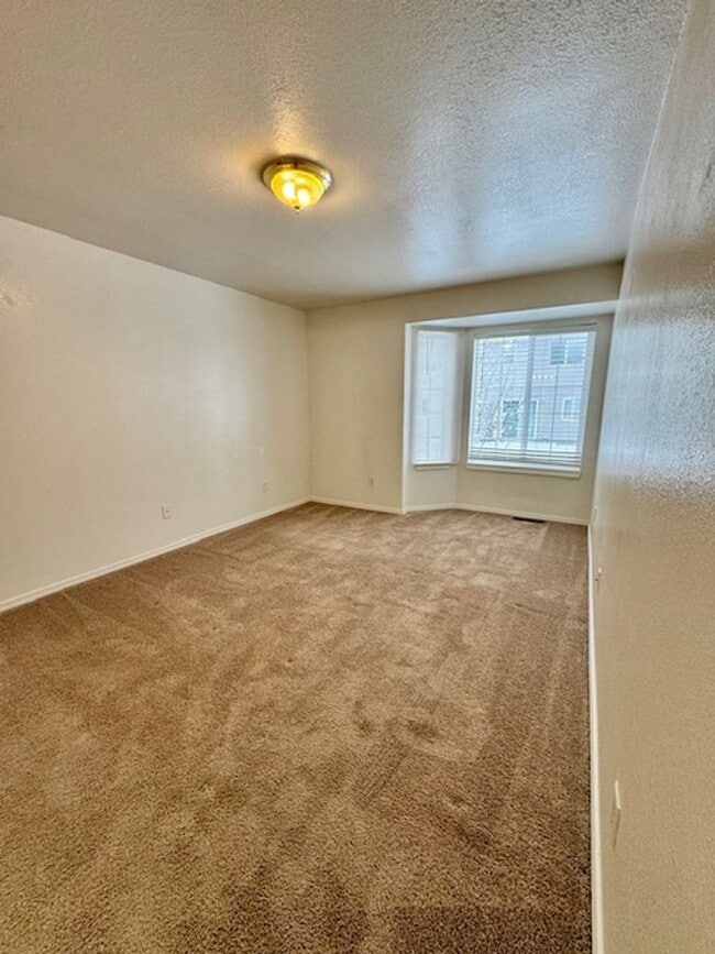 Building Photo - 3 Bedroom 2 Bath Centrally Located Condo