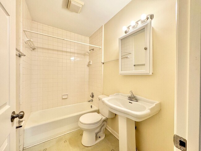Building Photo - Cozy 2 Bedroom Home!!