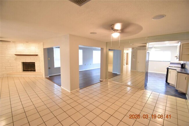 Building Photo - 2562 Redwood Way