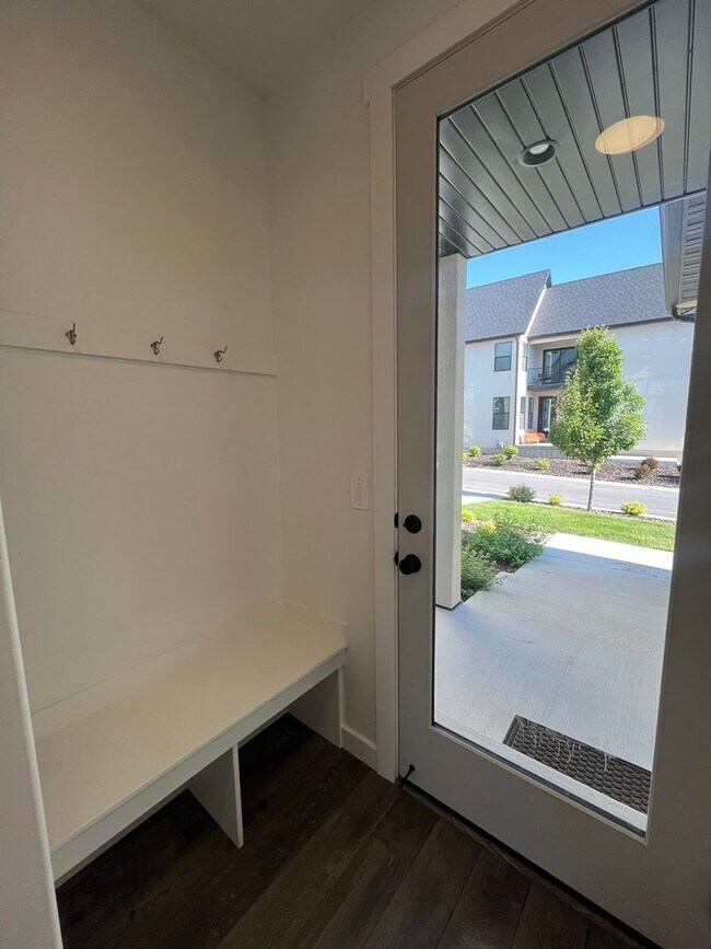 Building Photo - Spacious 3 Bed 2.5 Bath Home Available Jun...