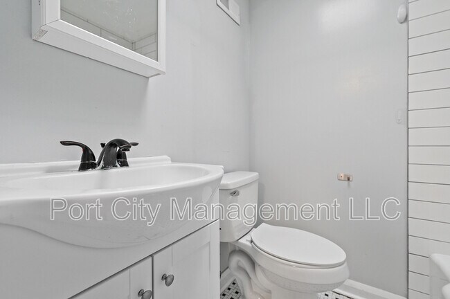 Building Photo - 885 Jaydee Ave