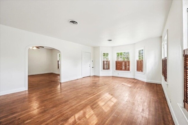 Building Photo - 2565 Harrison Ave