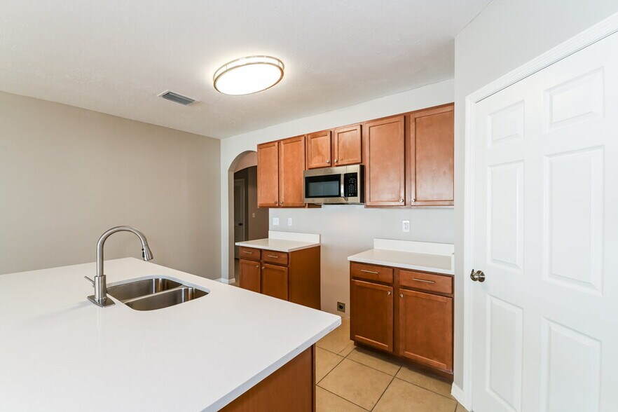 Building Photo - 4406 SW 15th Ave