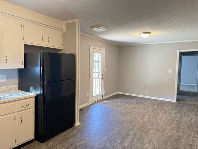 Building Photo - 3 Bedroom/1 Bath near shopping off Wilma R...