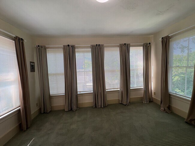 Building Photo - 4 bedroom 2 bathroom Historic Home Downtown Manhattan KS