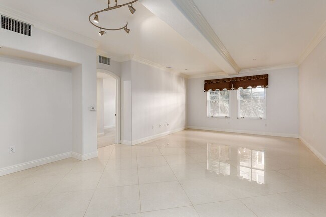 Building Photo - Expansive Marina District 2 Bedroom at Cit...