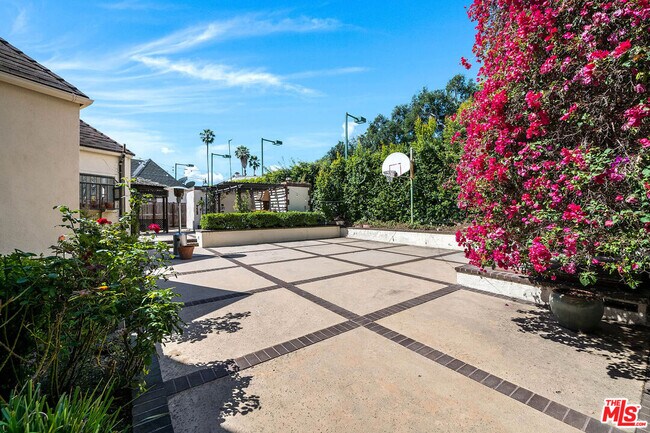 Building Photo - 2441 Glendower Ave