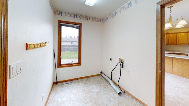Building Photo - Available 9/20 - Established Neighborhood