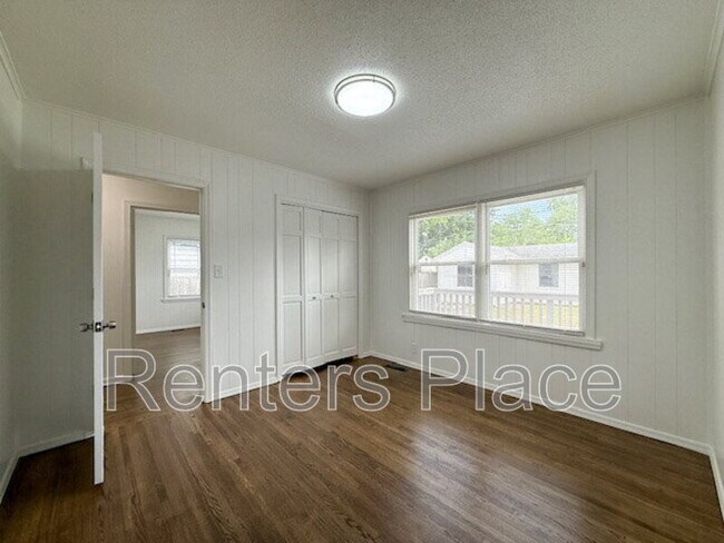 Building Photo - 22 E 53rd Pl