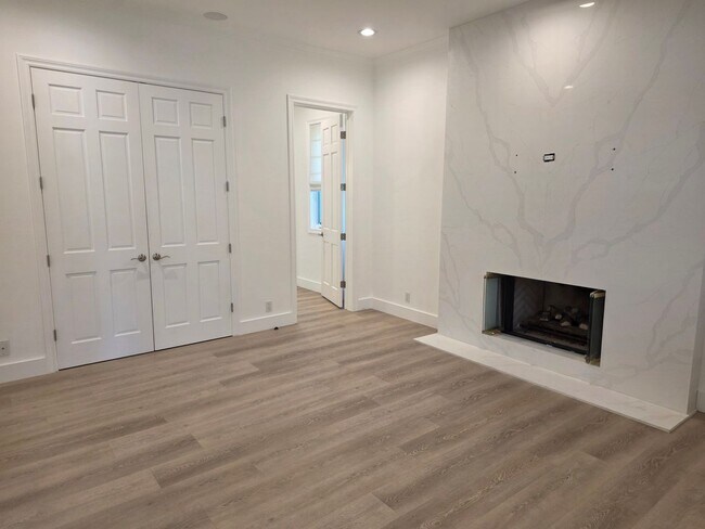 Building Photo - Lake Sherwood 5+4 Pool Home on the lake