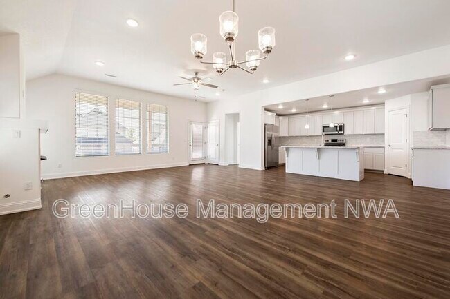 Building Photo - 710 W Jillian St