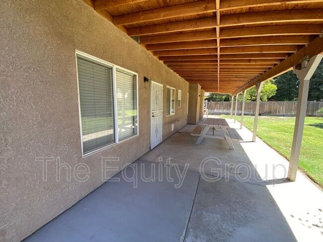Building Photo - 2643 W Oakridge Ave