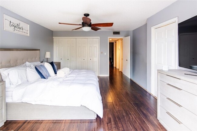 Building Photo - 8980 Palm Tree Ln