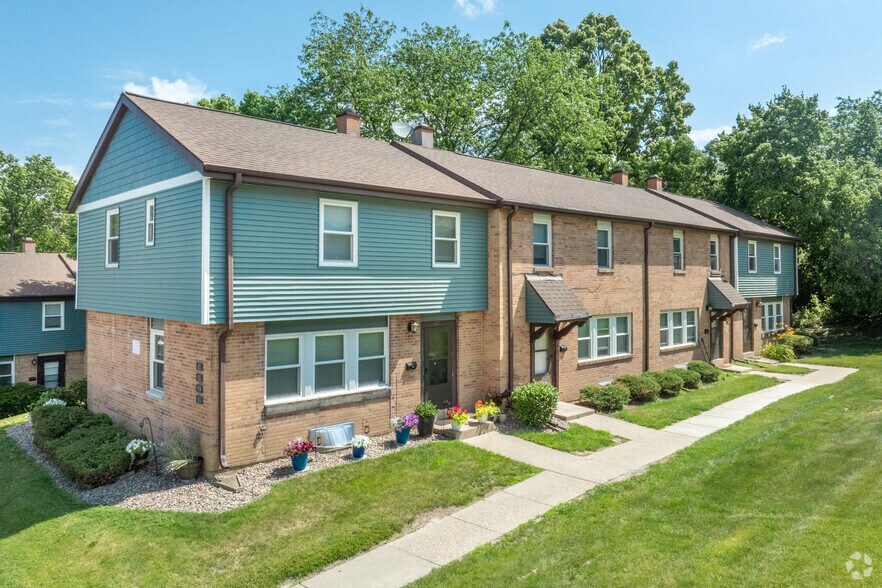 Primary Photo - Kensington Pointe