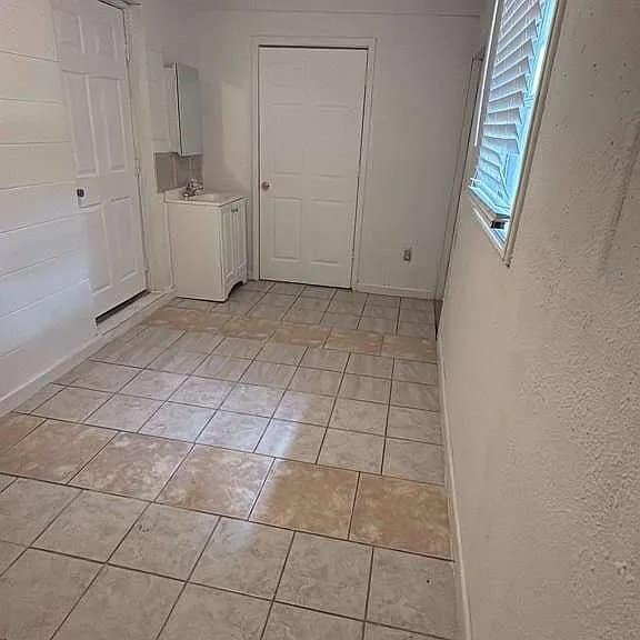 Building Photo - 1082 Old S Dr