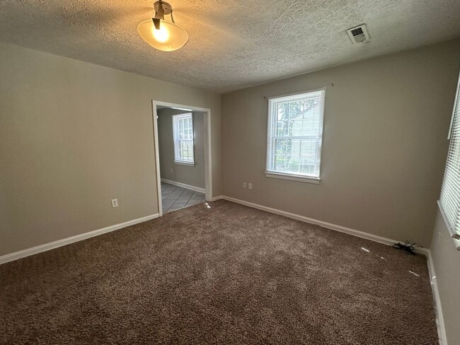 Building Photo - Cute One Level House with Eat-In Kitchen