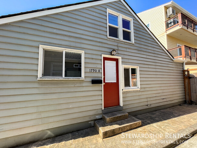 Primary Photo - Adorable studio near campus!