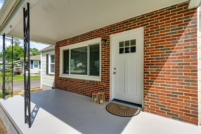 Building Photo - 3 BR 1 BA for Rent - 37415