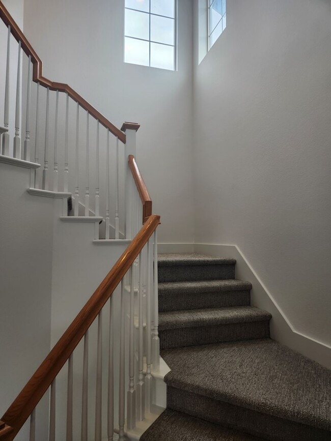 Building Photo - Great Santa Rosa Neighborhood 3 Bedroom, 2.5 Bathrooms