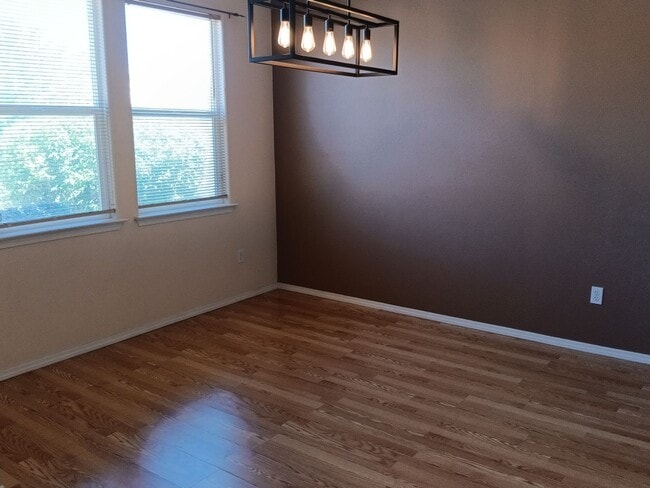 Building Photo - Charming 3-bedroom, 2-bathroom house! Showings Available Now!