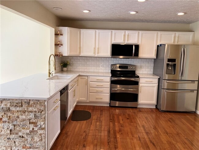 Building Photo - 120 Hummingbird Way