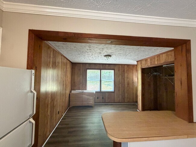 Building Photo - 2 Bed 1 Bath Home