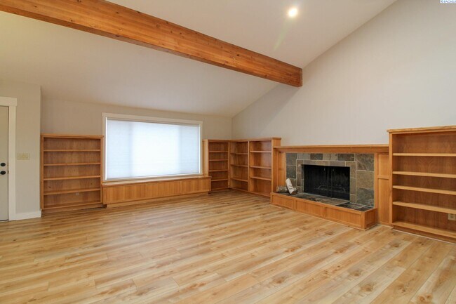 Building Photo - 5 Bed/3 Bath + an Office/Bonus Room House