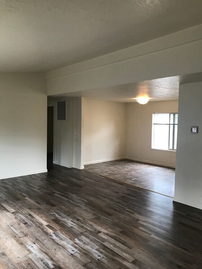 Building Photo - Pet Friendly! 4 bedroom Home in South Corv...