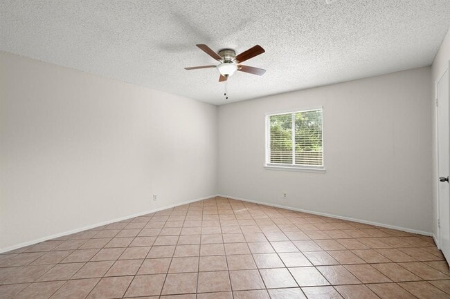 Building Photo - 1404 Valleyridge Cir