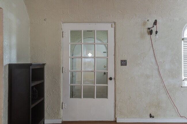 Building Photo - Charming Tuscany Villa block away from TTU