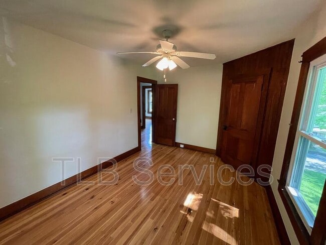 Building Photo - 402 Electric St