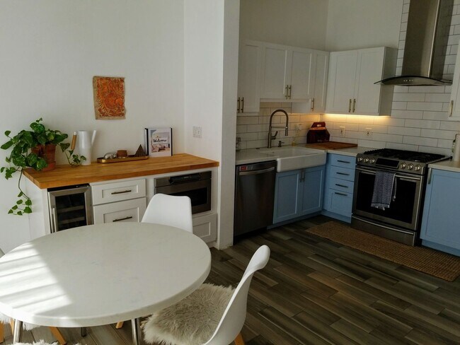 Primary Photo - Little Italy 2bed Townhouse, Wait, how cut...